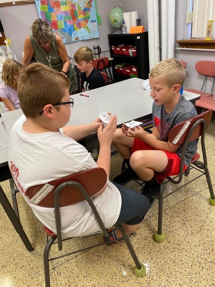 Getting to know our classmates using a paper fortune teller aka cootie catcher. Such fun! 🧒 👶