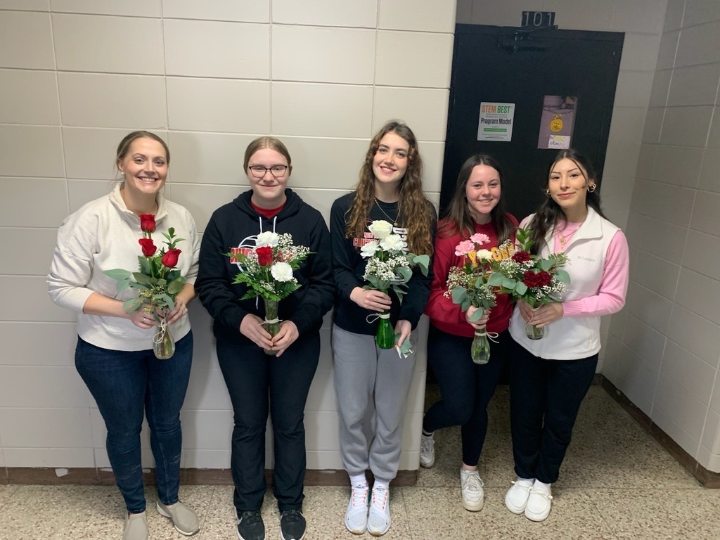 Ms. Bauler has the Horticulture Class designing different floral arrangements in class. Kayla Smith from the Pocket Full of Posies came to class and assisted with the first arangement of bud vases.
