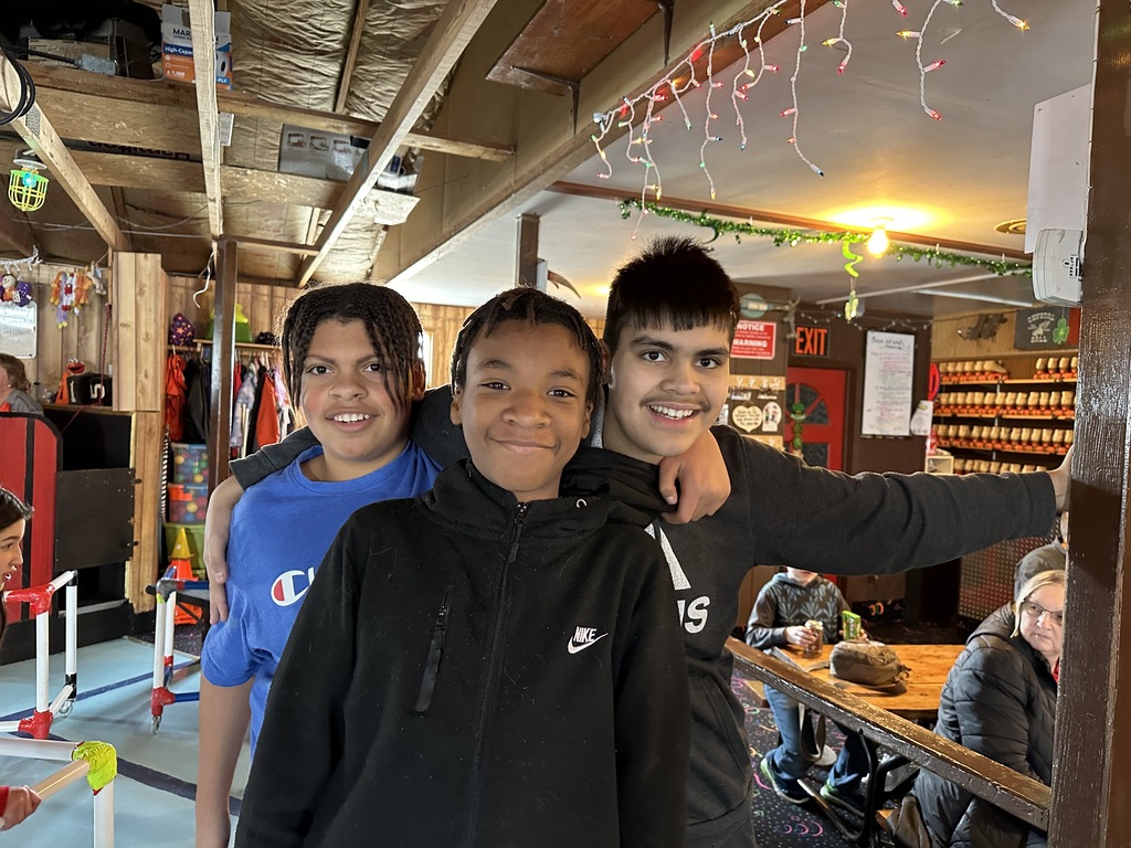 7th graders enjoyed time at the Crystal Ball Roller Sk8ing Rink.  Nice job making your quarter activity students and great smiles. 